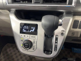 【オートエアコン】一度お好みの温度に設定すれば、車内の温度を検知し風量や温度を自動で調整。暑い&hellip;寒い&hellip;と何度もスイッチ操作をする必要はありません。快適な車内空間には必須の機能ですね♪
