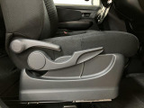 運転席シートリフターを装備しています★細かくドライビングポジションを設定できるので運転し易く、疲れにくいですね♪