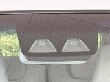 【スマートアシスト】走行中に前方の車両等を認識し、衝突しそうな時は警報とブレーキで衝突回避と被害軽減をアシスト。より安全にドライブをお楽しみいただけます。