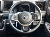 インテリアに合わせたデザインのステアリングは、運転される方のことも考え、運転しやすい形状、大きさです。是非一度、実際に触ってお確かめください。