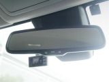 ルームミラーは後続車のライトが眩しい時、自動で光を弱めてくれる機能があります。