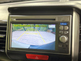 【バックカメラ】駐車時に後方がリアルタイム映像で確認できます。大型商業施設や立体駐車場での駐車時や、夜間のバック時に大活躍!運転スキルに関わらず、今や必須となった装備のひとつです!
