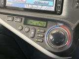 【オートエアコン】一度お好みの温度に設定すれば、車内の温度を検知し風量や温度を自動で調整。暑い&hellip;寒い&hellip;と何度もスイッチ操作をする必要はありません。快適な車内空間には必須の機能ですね♪