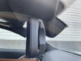 【ルームミラー一体型ETC】BMWといえばルームミラー一体型のETC。ドライバーから差し込めるかたちになっておりますので、差し忘れの際も慌てずにご利用いただけます。