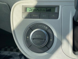 【オートエアコン】一度お好みの温度に設定すれば、車内の温度を検知し風量や温度を自動で調整。暑い&hellip;寒い&hellip;と何度もスイッチ操作をする必要はありません。快適な車内空間には必須の機能ですね♪