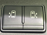 【両側パワースライドドア】スマートキーや運転席のスイッチで後席両側スライドドアの開閉が可能♪電動だから力を入れてドアを開ける必要が無く、小さなお子様でも簡単に開け閉めでき快適です♪