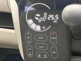 【オートエアコン】一度お好みの温度に設定すれば、車内の温度を検知し風量や温度を自動で調整。暑い&hellip;寒い&hellip;と何度もスイッチ操作をする必要はありません。快適な車内空間には必須の機能ですね♪