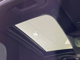 【サンルーフ】開放感たっぷりの希少装備、サンルーフが装着されています!車内に明かりを取り入れたり景色を楽しむ以外にも、車内の空気も簡単に換気できて快適です!