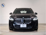 【キドニーグリル】BMWは約90年もの間、ほぼ全ての車両にひと目でBMWだと分かるこの特徴的なフロントグリルが備えられ、デザイン・アイコンとして親しまれてきました。