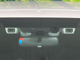 【アイサイトVer3】前方の車両等を検知し、衝突しそうな時は警報で注意を促し、ブレーキを踏む力をサポート。ブレーキを踏めなかった場合は衝突被害軽減ブレーキが作動、衝突回避をサポートします。