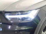 【LEDヘッドライト】ハイビームを先行車や対向車にあてず、その両サイドではハイビーム照射を維持。見える範囲が段違いに広くなりました。北欧神話に登場するトールハンマーをモチーフにデザイン。