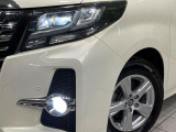 【LEDヘッドライト】悪天候や夜間走行時も良好な視界を確保し安心して運転できる高輝度LEDヘッドライトを装備!点灯速度が早く、消費電力も抑えられています。