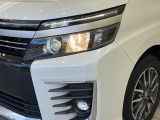 【LEDヘッドライト】悪天候や夜間走行時も良好な視界を確保し安心して運転できる高輝度LEDヘッドライトを装備!点灯速度が早く、消費電力も抑えられています。