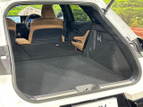 積み下ろしのしやすいデッキにはたっぷりと荷物を積み込んでいただけます。遊びから仕事まで、様々なシーンで頼れます♪