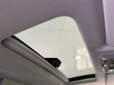 【サンルーフ】開放感たっぷりの希少装備、サンルーフが装着されています!車内に明かりを取り入れたり景色を楽しむ以外にも、車内の空気も簡単に換気できて快適です!