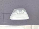 【スマートアシスト】走行中に前方の車両等を認識し、衝突しそうな時は警報とブレーキで衝突回避と被害軽減をアシスト。より安全にドライブをお楽しみいただけます。
