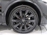 グロスブラック塗装の大径21インチ純正アルミホイール。タイヤサイズは235/45R21です。