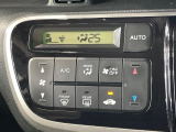 【オートエアコン】一度お好みの温度に設定すれば、車内の温度を検知し風量や温度を自動で調整。暑い&hellip;寒い&hellip;と何度もスイッチ操作をする必要はありません。快適な車内空間には必須の機能ですね♪