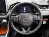 インテリアに合わせたデザインのステアリングは、運転される方のことも考え、運転しやすい形状、大きさです。是非一度、実際に触ってお確かめください。