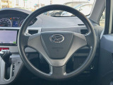 インテリアに合わせたデザインのステアリングは、運転される方のことも考え、運転しやすい形状、大きさです。是非一度、実際に触ってお確かめください。