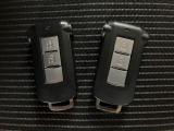 スマートキーを装備しています☆カギをカバンやポケットに入れて頂いた状態でドアロックの開閉やエンジンスタートをして頂けますよ!とても便利な装備です!