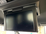 【12.8型フリップダウン】大画面モニターで後席でもエンタメをお楽しみいただけます。家族や友人とお出かけする機会が多い方に大人気です♪