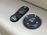 【電動格納ミラー】サイドミラーは電動格納式となっており、狭い駐車場でもキズがつくリスクを抑えられます。