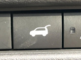 【パワーバックドア】スマートキーや運転席のボタンを押すだけでリアゲートが自動で開閉します!荷物を持っている時や、高い位置にあるバックドアを閉める際に便利な機能です♪