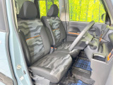 運転席まわりには十分なスペースがあり、大柄な方でもゆったり運転していただける環境です。