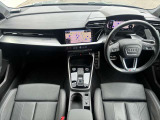 運転席と助手席の全体写真になります。