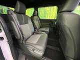 広々とした2列目シートは居住性が高く、居心地も快適!友達や家族とのお出かけにぴったりです。ベビーシートやチャイルドシート使用時も快適にお過ごしいただける十分な空間を確保しています。