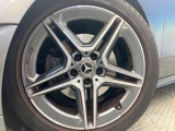 ●純正〇〇インチアルミホイール:輸入車ならではの卓越した走りを支えるホイールと足回りです!日本車の走りに慣れている方にもぜひ体感して頂きたいほど、高いレベルでまとまっています!