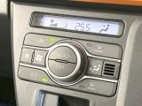 【オートエアコン】一度お好みの温度に設定すれば、車内の温度を検知し風量や温度を自動で調整。暑い&hellip;寒い&hellip;と何度もスイッチ操作をする必要はありません。快適な車内空間には必須の機能ですね♪