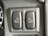 【両側パワースライドドア】スマートキーや運転席のスイッチで後席両側スライドドアの開閉が可能♪電動だから力を入れてドアを開ける必要が無く、小さなお子様でも簡単に開け閉めでき快適です♪