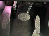 【ペダル】BMWはオルガン式アクセルペダルを採用しています。踏み込む足とペダルが同じ軌跡を描くため、かかとがずれにくく、アクセルコントロールがよりしやすくなるメリットがあります。