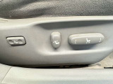 【パワーシート】電動でシートポジションの変更が可能です。手動式より細かくシート設定が可能ですのでより快適な姿勢でドライブを楽しんで頂けるでしょう。
