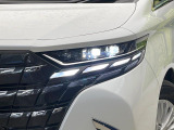 【LEDヘッドライト】悪天候や夜間走行時も良好な視界を確保し安心して運転できる高輝度LEDヘッドライトを装備!点灯速度が早く、消費電力も抑えられています。