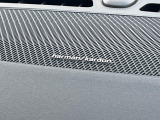【harman kardon】ハーマンカードンのHi-Fiスペシャリストと共に、モデル別に開発・設計された専用チューニングが臨場感溢れる音響空間を実現しています。