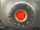 【オートエアコン】一度お好みの温度に設定すれば、車内の温度を検知し風量や温度を自動で調整。暑い&hellip;寒い&hellip;と何度もスイッチ操作をする必要はありません。快適な車内空間には必須の機能ですね♪