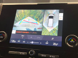 【パノラミックビューモニター】専用のカメラにより、上から見下ろしたような視点で360度クルマの周囲を確認することができます☆死角部分も確認しやすく、狭い場所での切り返しや駐車もスムーズに行えます。