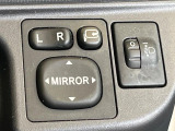 【電動格納ミラー】サイドミラーは電動格納式となっており、狭い駐車場でもキズがつくリスクを抑えられます。