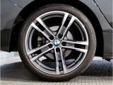 【BMWアロイホイル】軽量かつ強度に拘ったアロイホイル。走行性能ポテンシャルを引き出す設計。車の足元を引き締めてくれる大きなポイントはアロイホイルです。