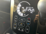 【オートエアコン】一度お好みの温度に設定すれば、車内の温度を検知し風量や温度を自動で調整。暑い&hellip;寒い&hellip;と何度もスイッチ操作をする必要はありません。快適な車内空間には必須の機能ですね♪