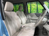 運転席まわりには十分なスペースがあり、大柄な方でもゆったり運転していただける環境です。