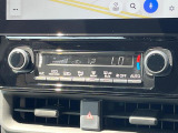 【オートエアコン】一度お好みの温度に設定すれば、車内の温度を検知し風量や温度を自動で調整。暑い&hellip;寒い&hellip;と何度もスイッチ操作をする必要はありません。快適な車内空間には必須の機能ですね♪