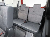 便利な5:5分割可倒式シートです。収納と乗車人数のバランスに優れています♪荷物の大きさに応じたラゲージスペースをフレキシブルに作り出せるので、シーンに応じた使い方ができます♪