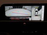 パノラミックビューモニター付きです。車両を上から見たような映像をディスプレイオーディオ画面に表示。運転席からの目視だけでは見にくい、車両周辺の状況をリアルタイムでしっかり確認できます。