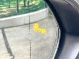 【ブラインドスポットモニター】走行中、ドアミラーの死角になりやすい箇所に後続車が接近するとサイドミラーのレンズに警告を表示!ドライバーに注意喚起をしてくれます。