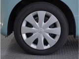 【ホイールキャップ】車に良く似合う純正ホイールキャップが装備されています。各種社外アルミホイールや、スタッドレスタイヤも取扱いしております。是非ご相談ください。