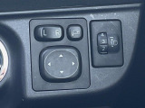 【電動格納ミラー】サイドミラーは電動格納式となっており、狭い駐車場でもキズがつくリスクを抑えられます。
